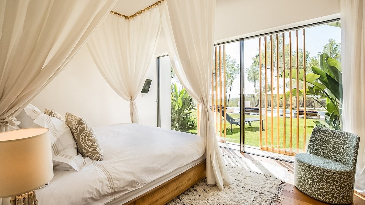 Heated infinity pool- Petanque- Jacuzzi- Bar gallery image 3