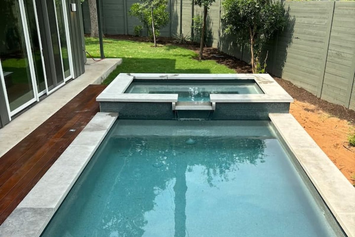 Downtown 6 bedroom house with pool. Walk to ACL gallery image 3