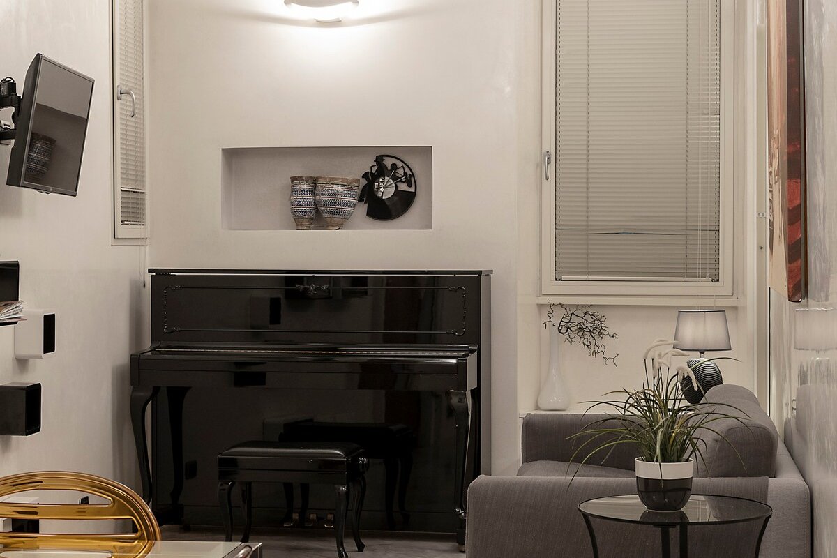 Stylish Trevi Fountain apartment with terrace gallery image 5