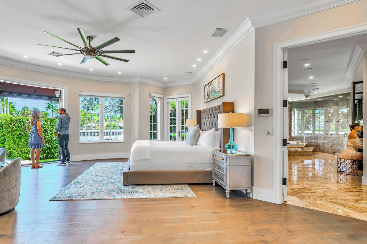 Majestic Waterfront Villa | Heated Pool |Royal Key gallery image 3