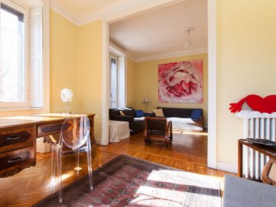 Central Milan • Spacious 2BR • Quiet • A/C • Lift