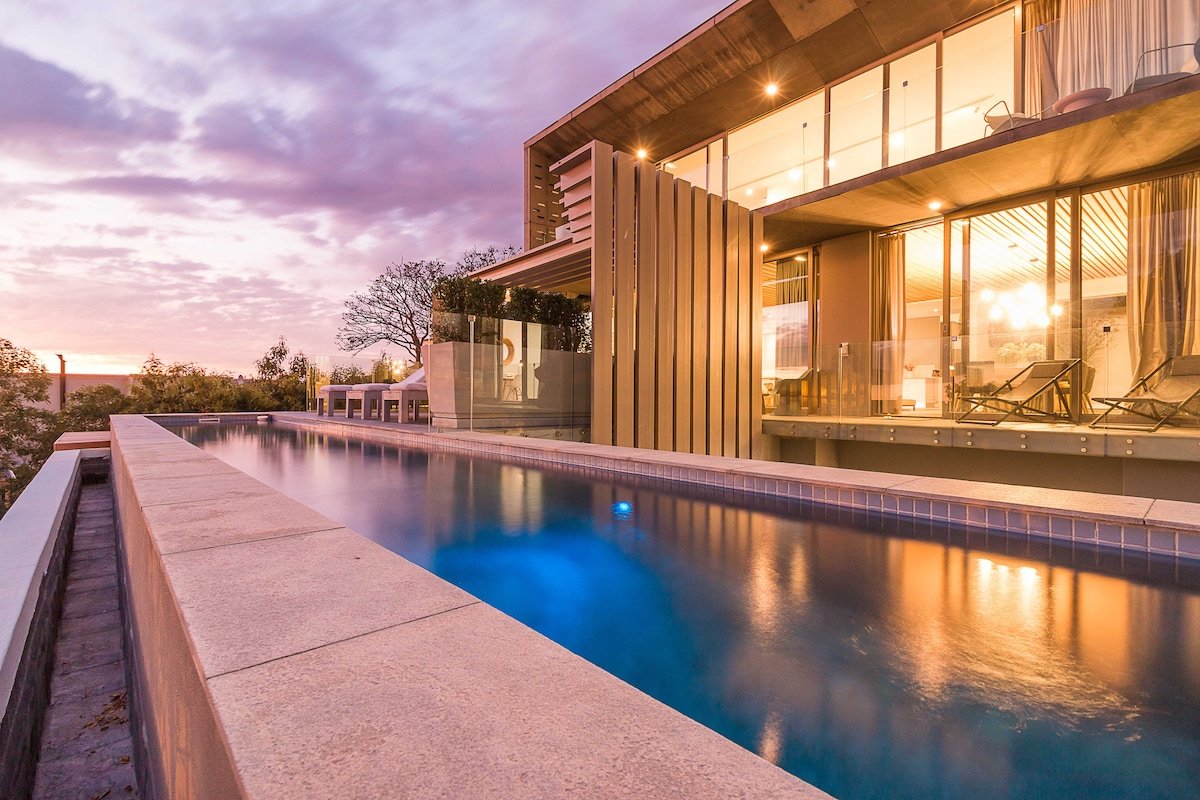 Argyle Villa with heated pool, gym & German TV