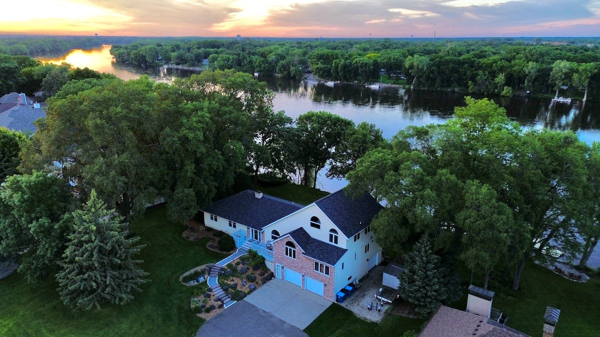 Manor on the River, 5,000 SQFT, Hot Tub & Kayaks gallery image 2