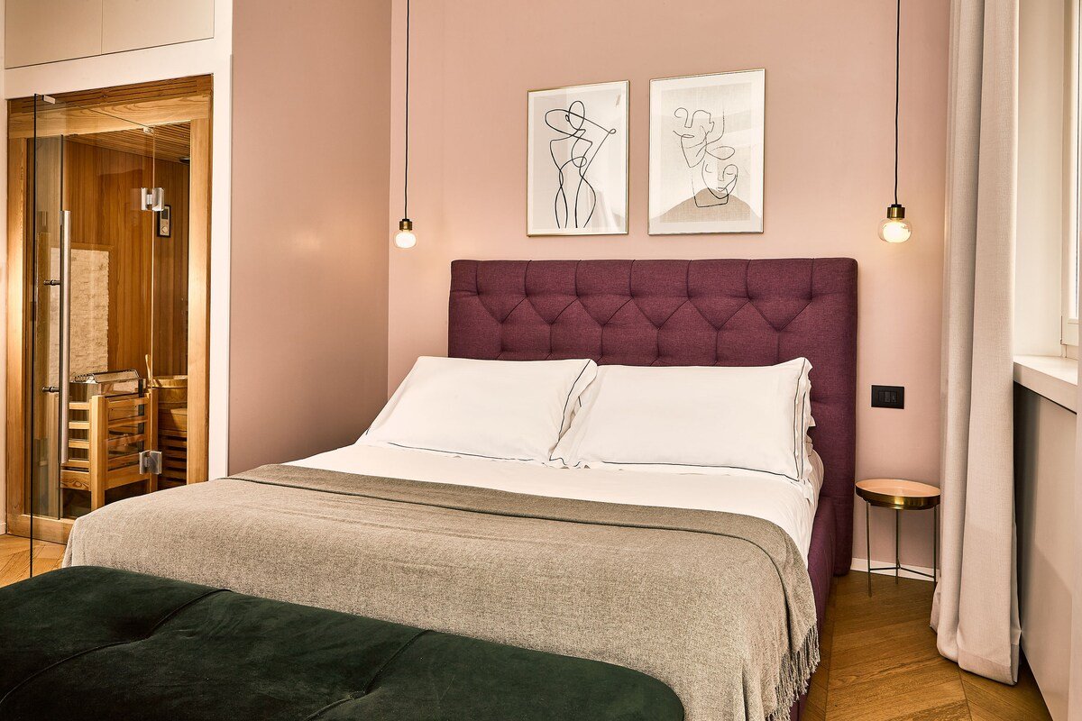 TR Campo de’ Fiori Suite w Sauna and Hot Tub gallery image 4