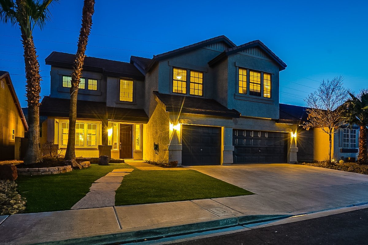 Amazing 5 Bed / 4 Bath Residence with Pool / Spa gallery image 2