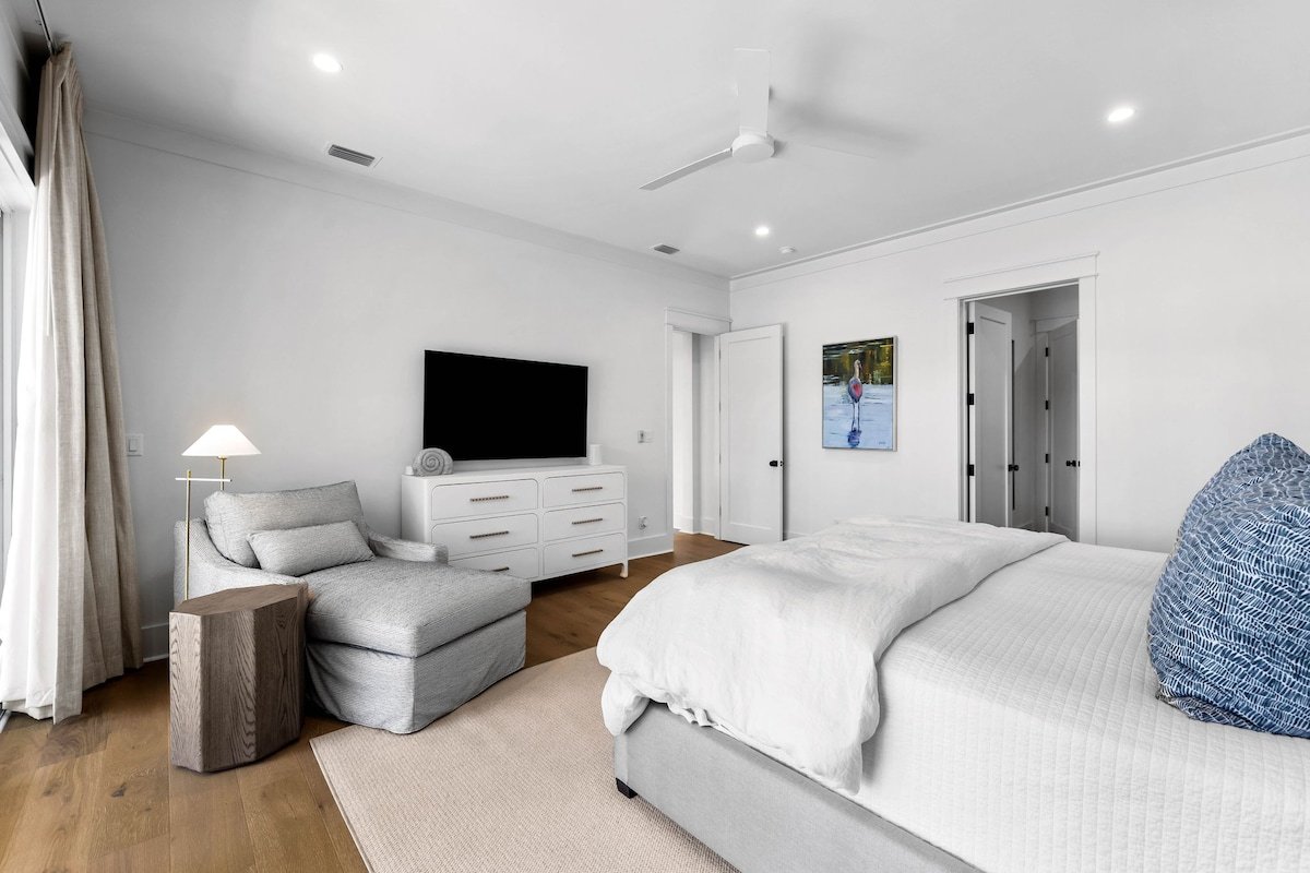 NEW! Heated Pool, LSV, FirePit, Bikes! Lake-Front! gallery image 4