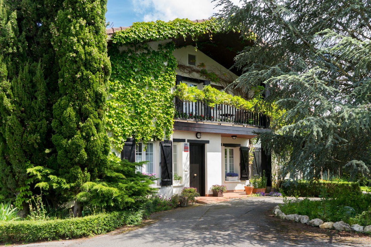 Casa rural con amplio jardín y piscina