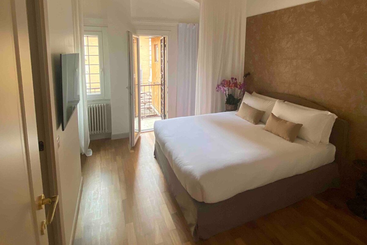 A prestigious and large apt facing Via Condotti gallery image 5