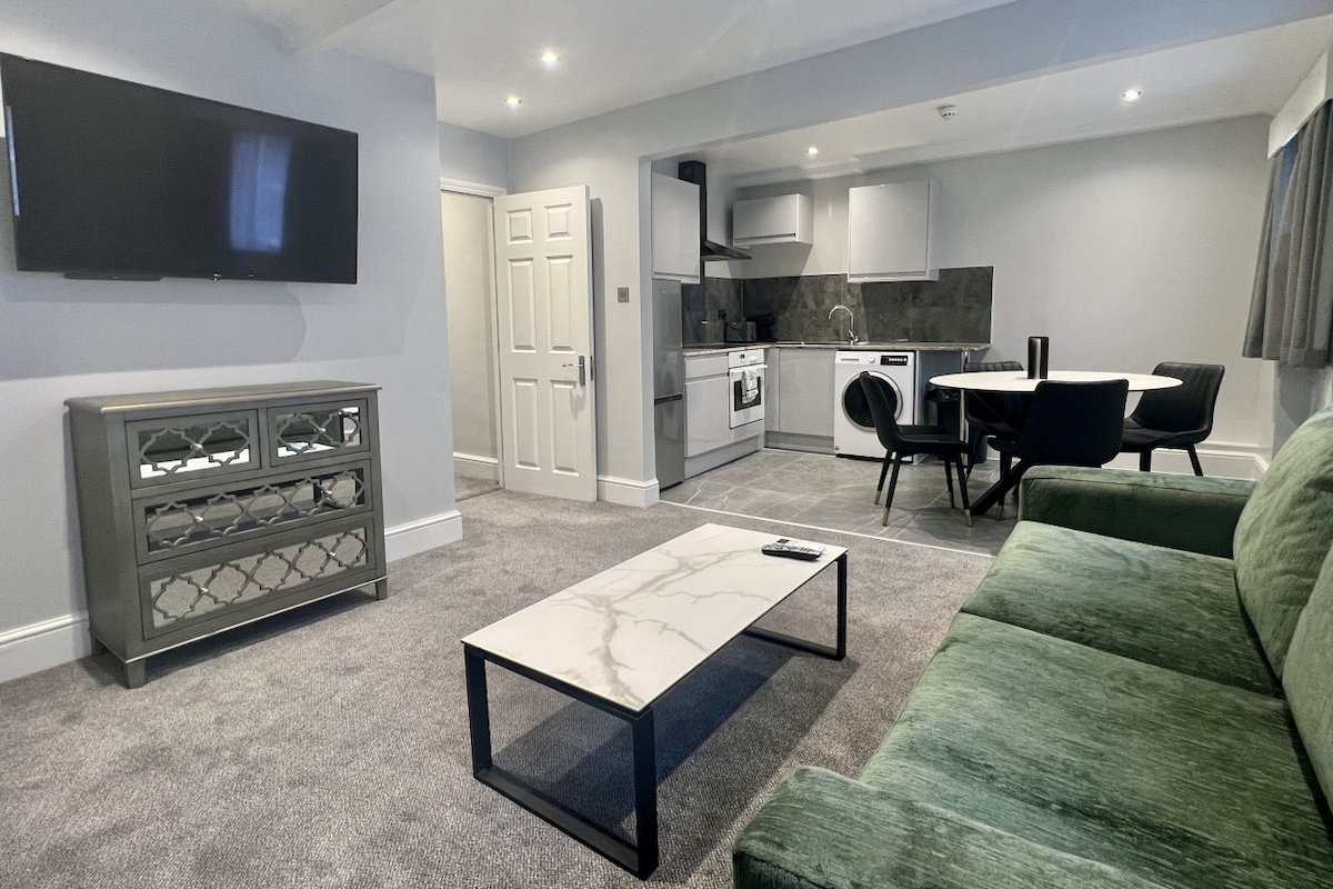 2 Bed/2 Bath Modern Flat, Sky TV, Air Con gallery image 2