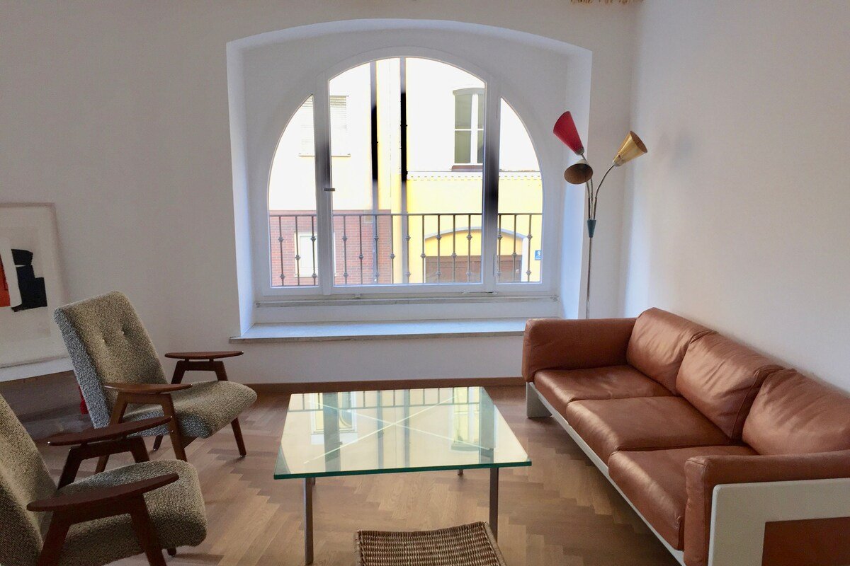 The Consulate/ Huge apt ideal for groups! gallery image 4