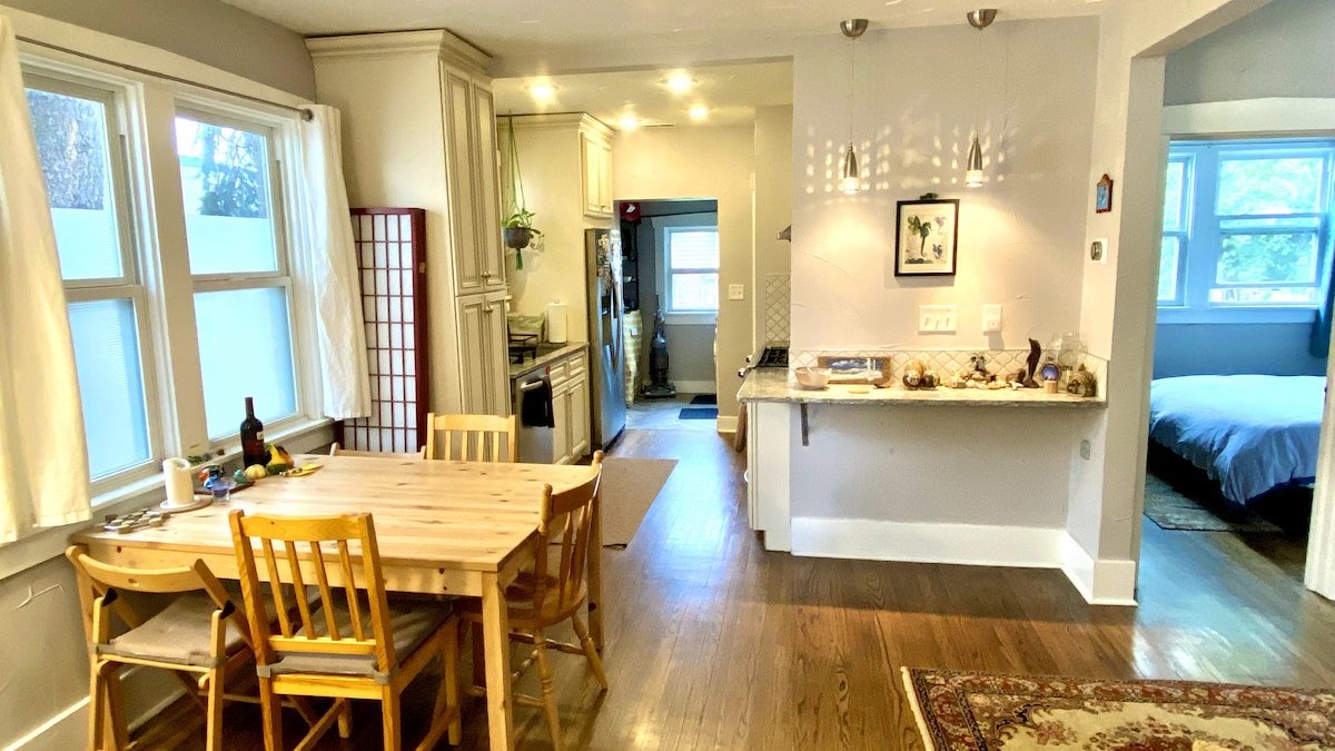 Southwestern Bungalow – Central & Cozy/2BR/2 Bath gallery image 2