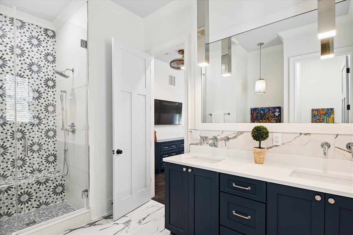 Gulf Front w/Private Pool+ Beach Access| Sleeps 38 gallery image 5