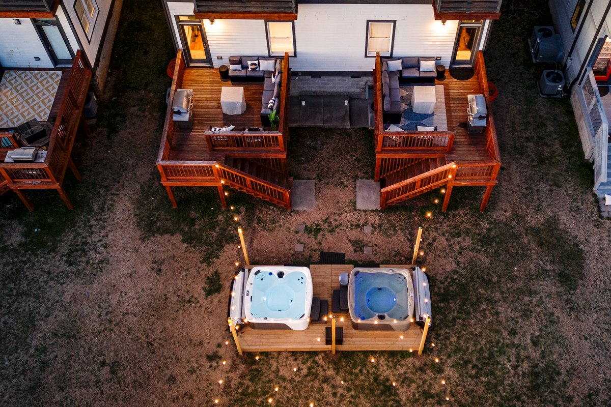 Dual Bach Pad, 2 Hot Tubs, 3 Game Rooms, Sleeps 24