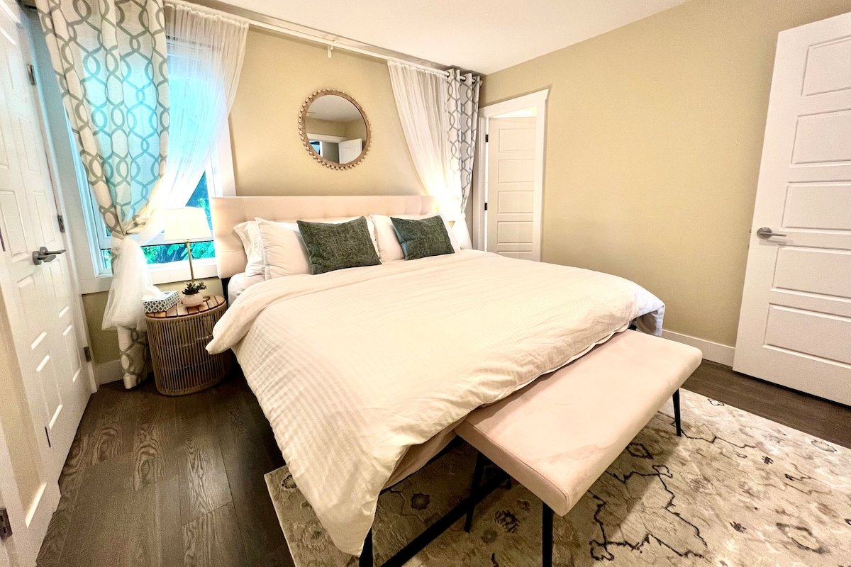 Spacious 4BR Townhouse in East Van | King Bed gallery image 3