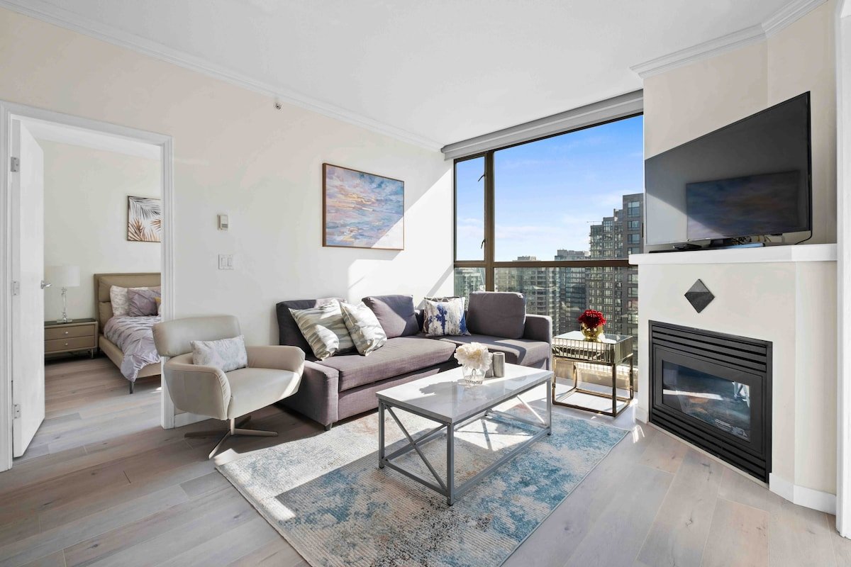 BEAUTIFUL CONDO HEART OF DOWNTOWN +free parking gallery image 3