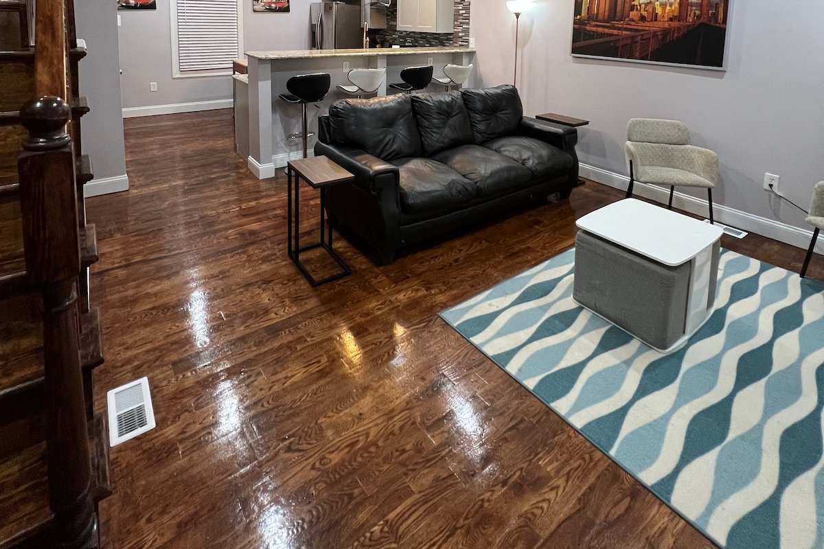 New York inspired brick house 4 mins from Train !! gallery image 2