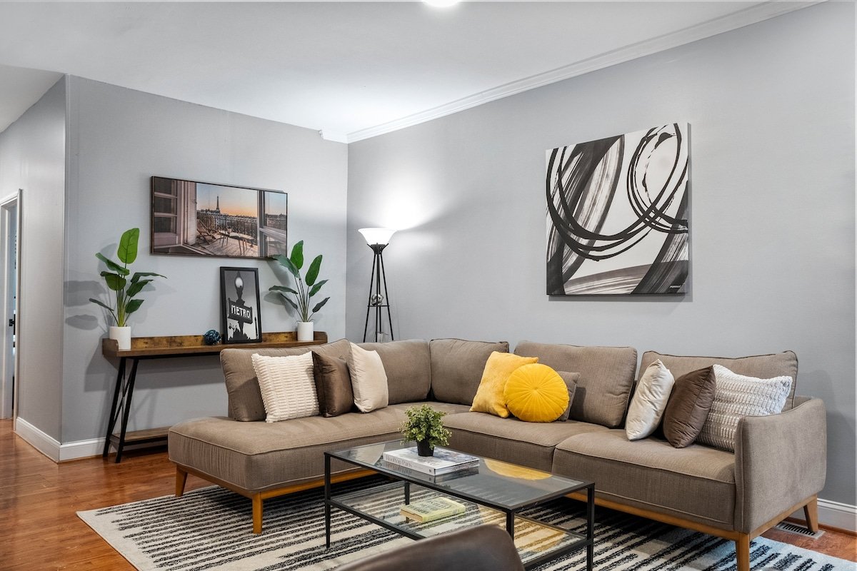 NEW | King Bed 4BR | Luxury Capitol Hill Townhouse gallery image 3