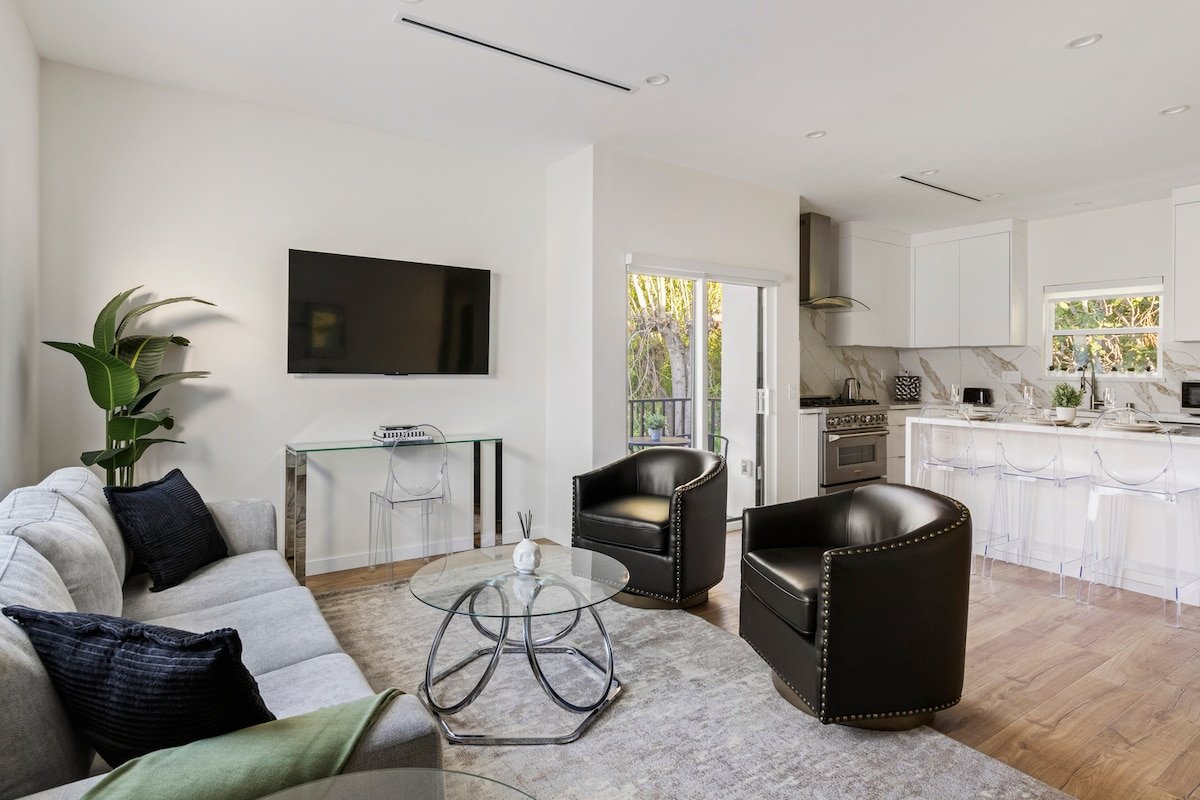 *New 2bd Luxury Modern Burbank Hills Home* gallery image 2