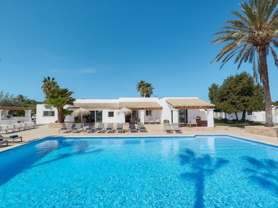 Large Pool-Gardens-Luxury-Peaceful