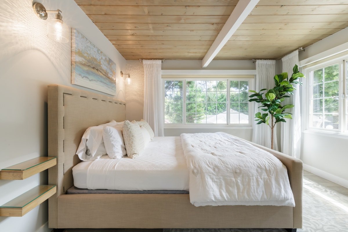 Seven Bedrooms in La Jolla Village gallery image 2