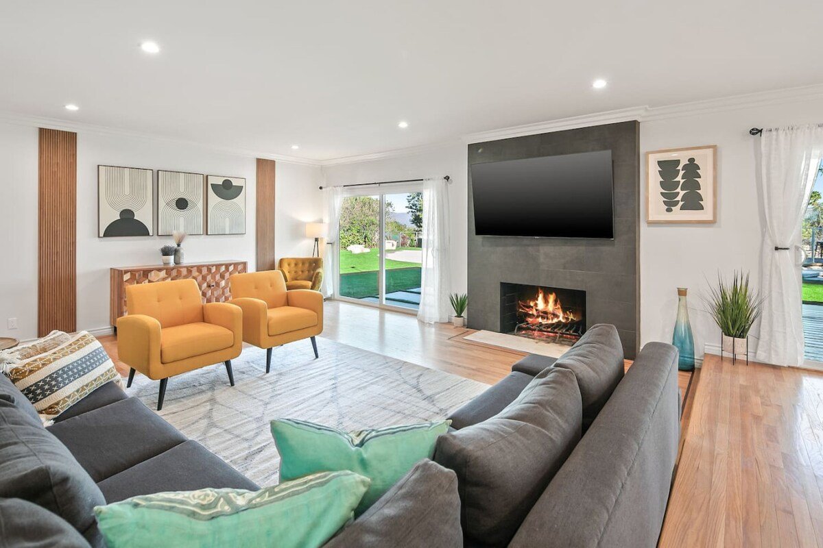 Spacious, Beautiful Home W/ Yard & Pool gallery image 4