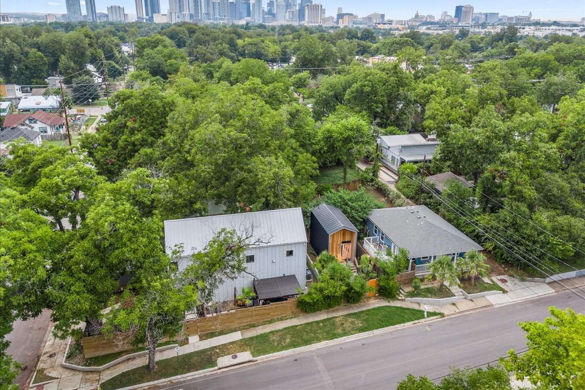 Walkable 3-home 3,800 sq-ft Villa gallery image 5