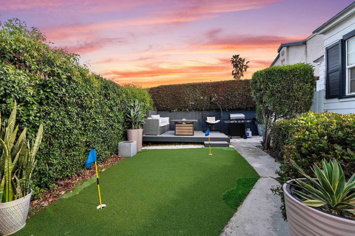 PB Hot Tub Triplex 5BR, MiniGolf, Games & Parking! gallery image 5