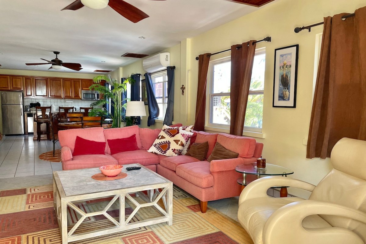 Pura Vida’s 3 Bed Ocean Front Villa, Pool & Dock gallery image 3