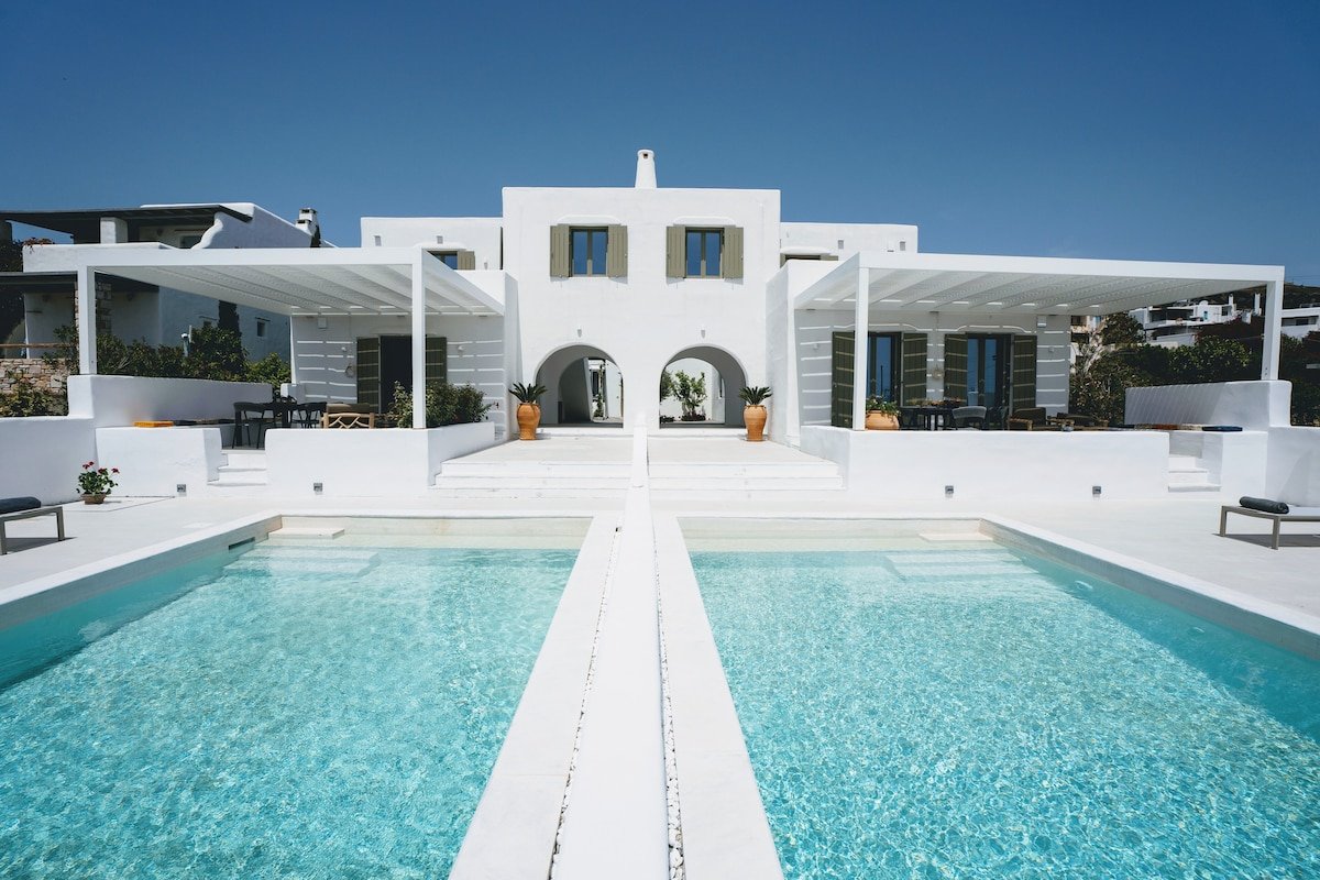 Paros Breeze Luxury Villa gallery image 2