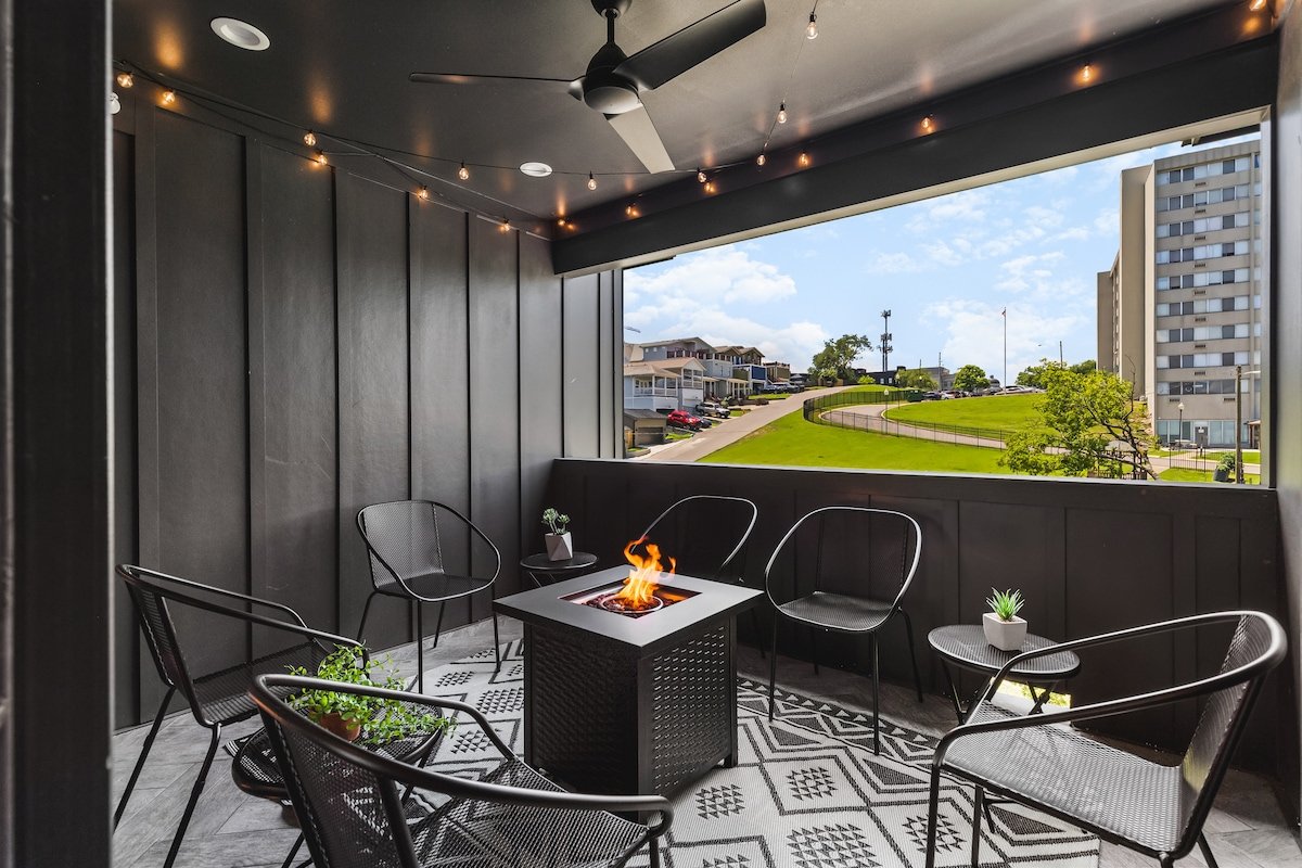 Patio FirePit Garage -Walk to Coffee, Restaurants gallery image 3