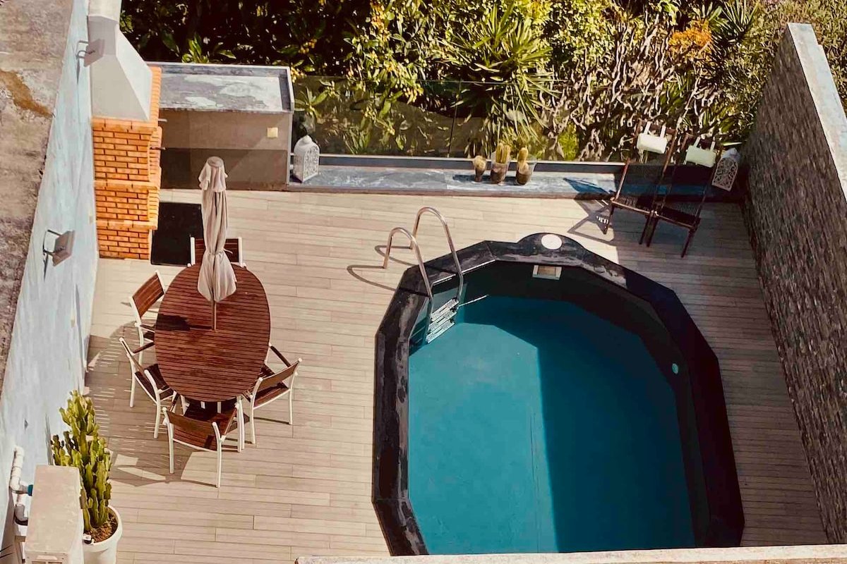 The Pool House – Relax & Swim with stunning view gallery image 3