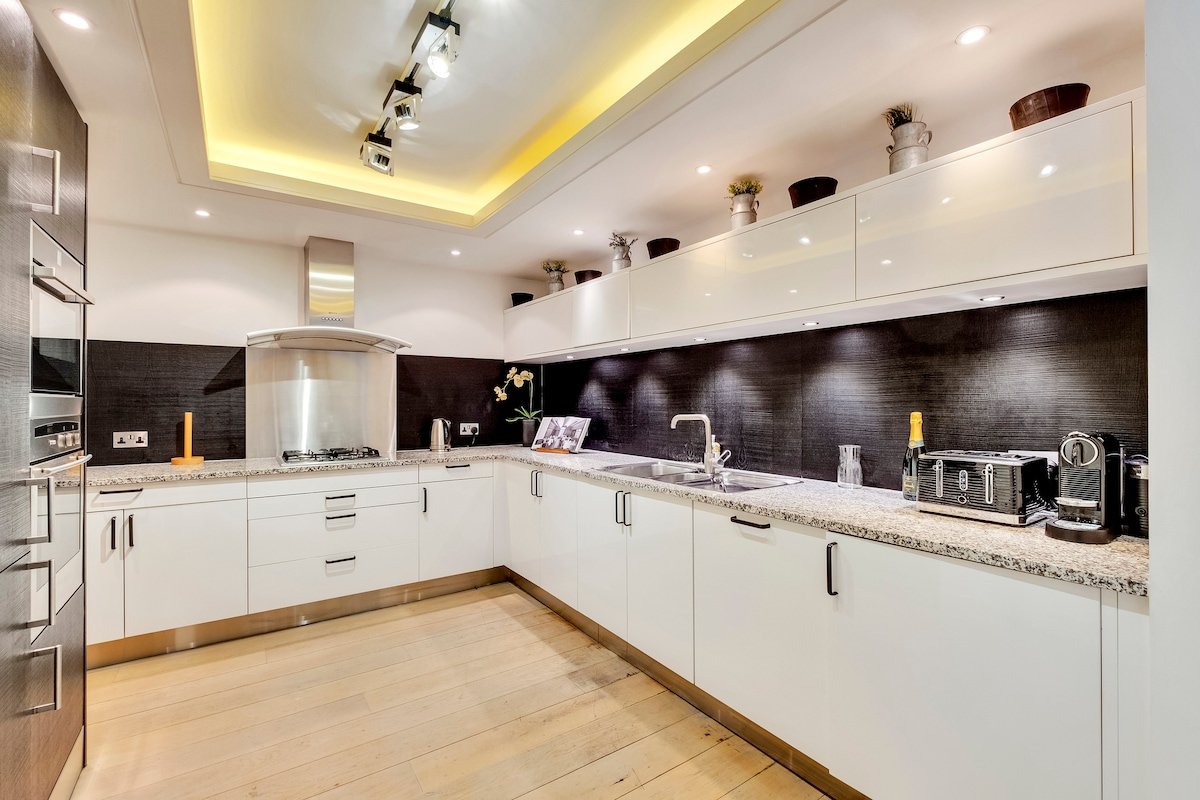 Luxe 4-Bed Mews Home – 10 min to Harrods gallery image 3
