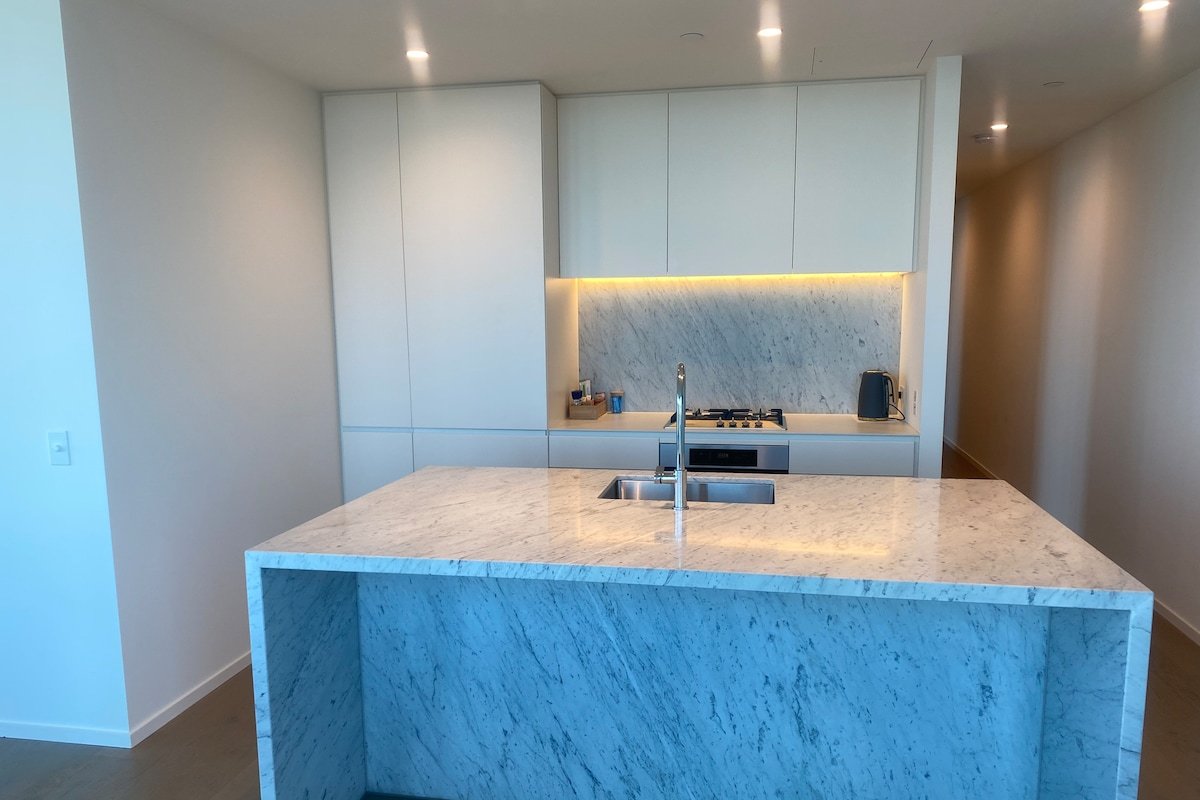 Perfect Southbank location. Sleep above the clouds gallery image 4