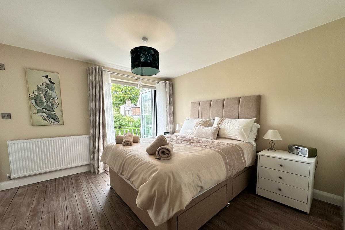 Splendid mews in trendy Bowdon, private parking.