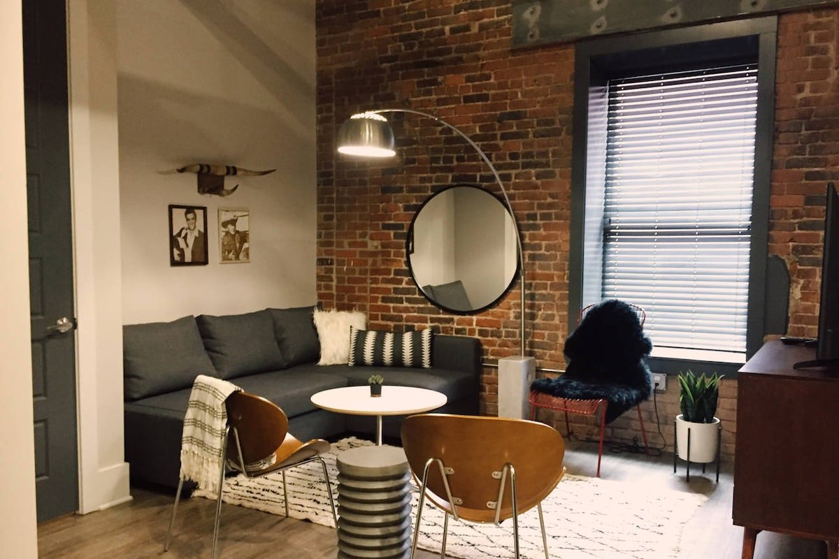 LOCATION! Walk everywhere Downtown from Loft! 104 gallery image 2