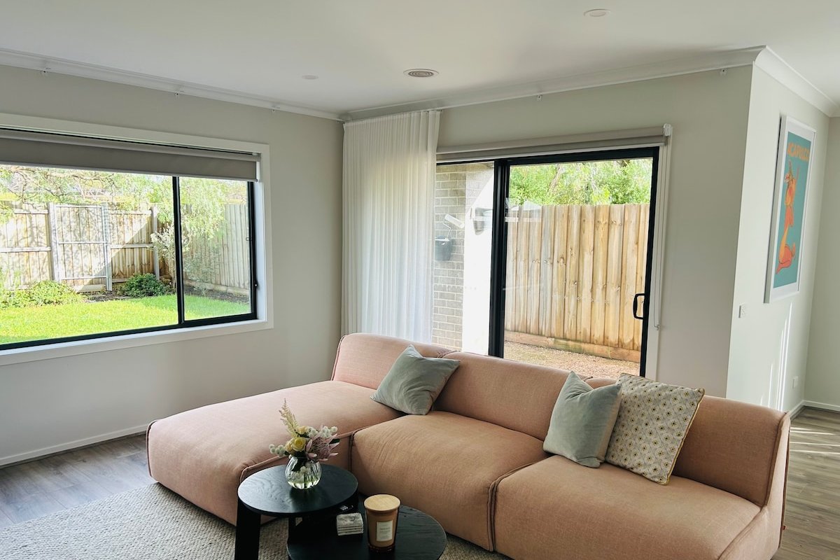 Modern home, walk to beach/shops gallery image 2