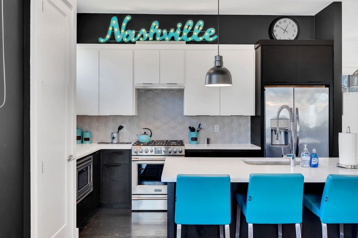 Walkable, Elegant Downtown Home – Skyline Views! gallery image 2