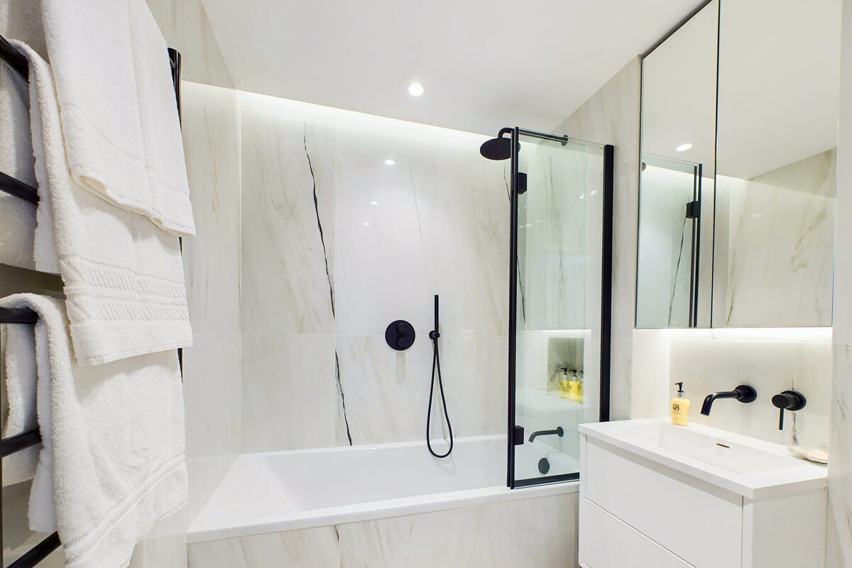 Incredible St Pancras Apartment with Balcony gallery image 5