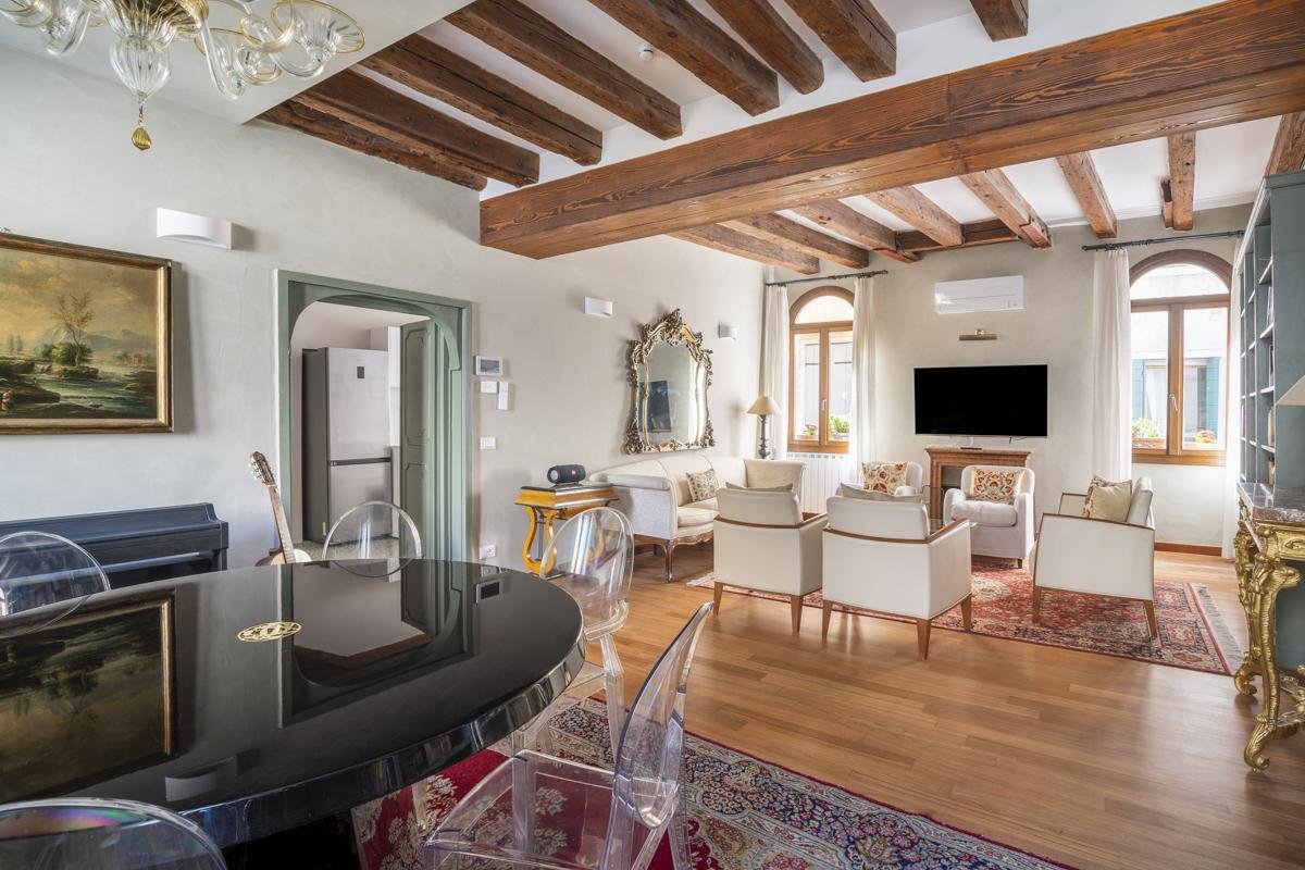 VeniceTownhouse, Entire Renovated Palazzo gallery image 3