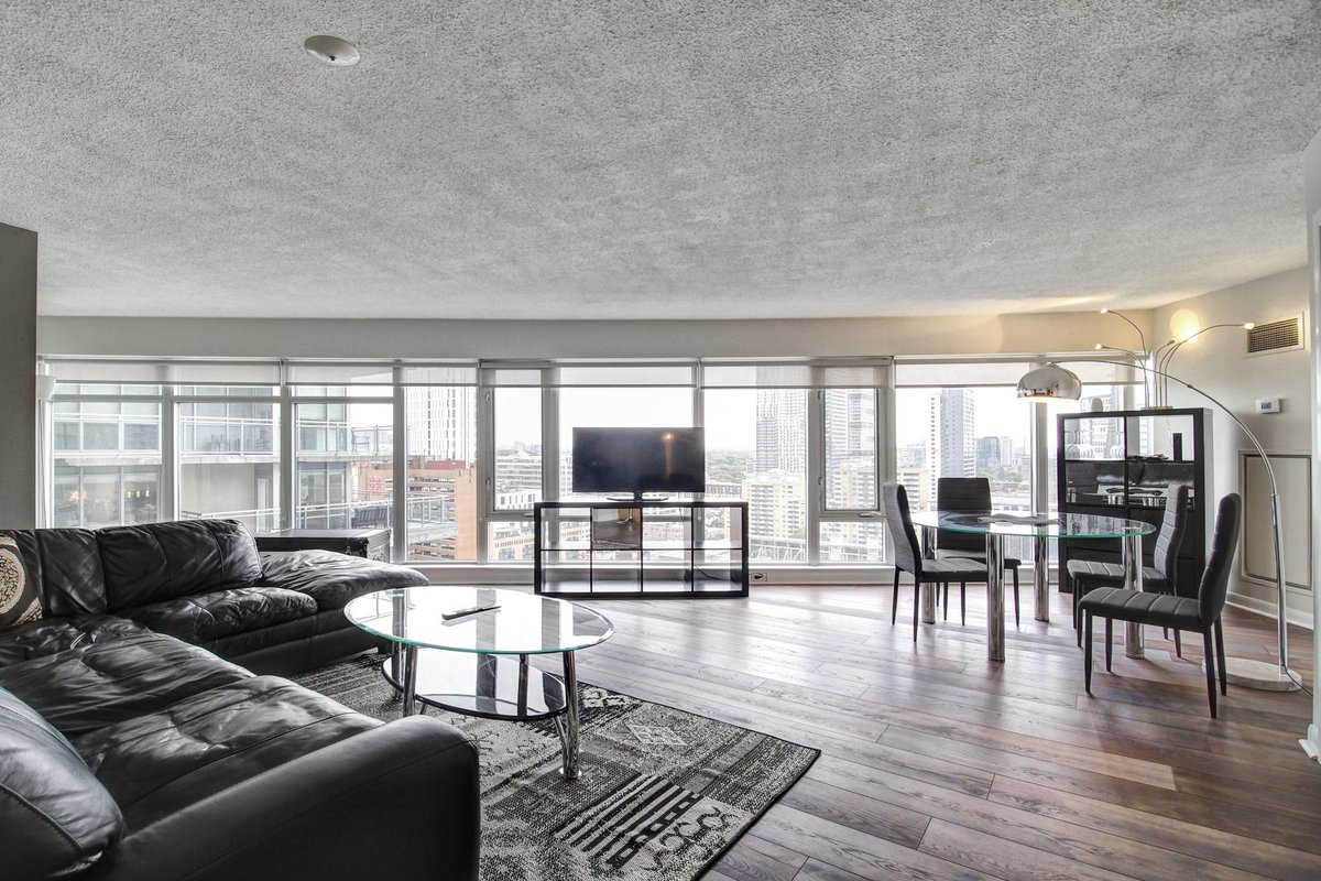 *Cool&Contemporary* Condo steps from Eaton Center