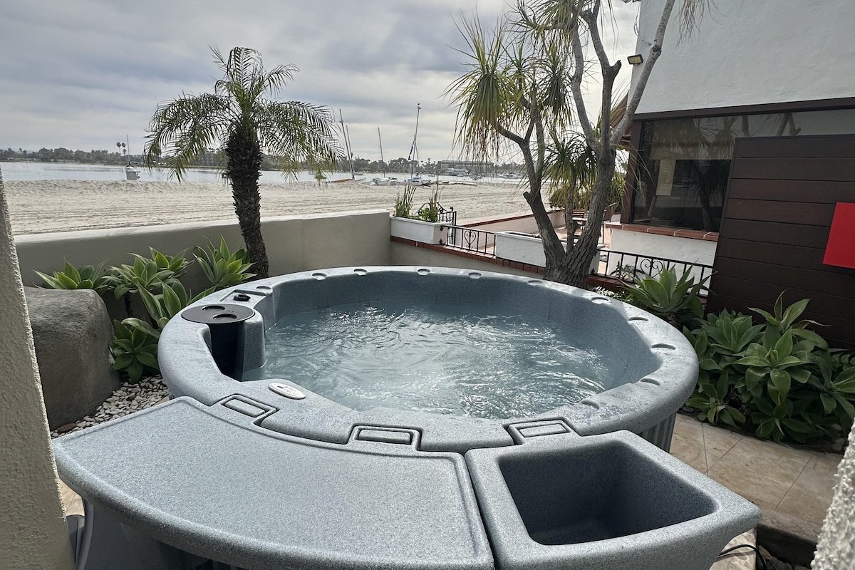 Single Family Waterfront Home in Mission Beach gallery image 5