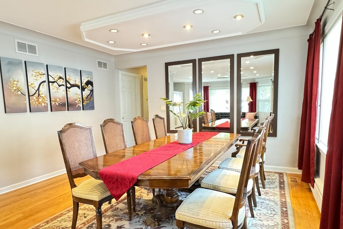 Spacious 3600 SQ Ft. Home next to Park & Transit gallery image 2