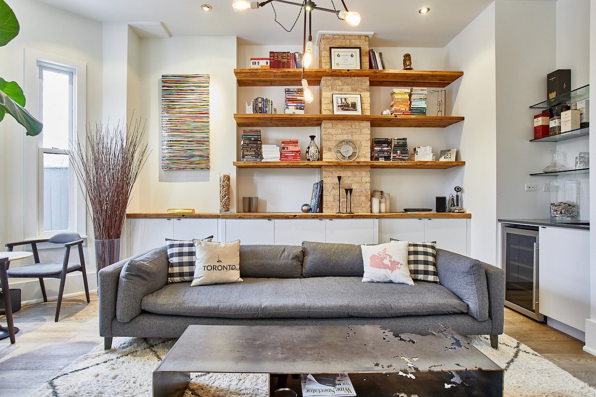 The Robert House: Masterpiece in Harbord Village gallery image 2