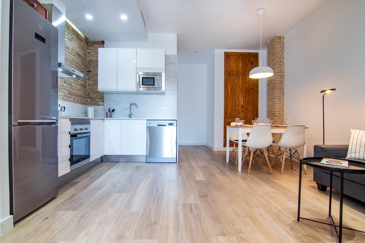 Modern apartment with balconies and good views. gallery image 5