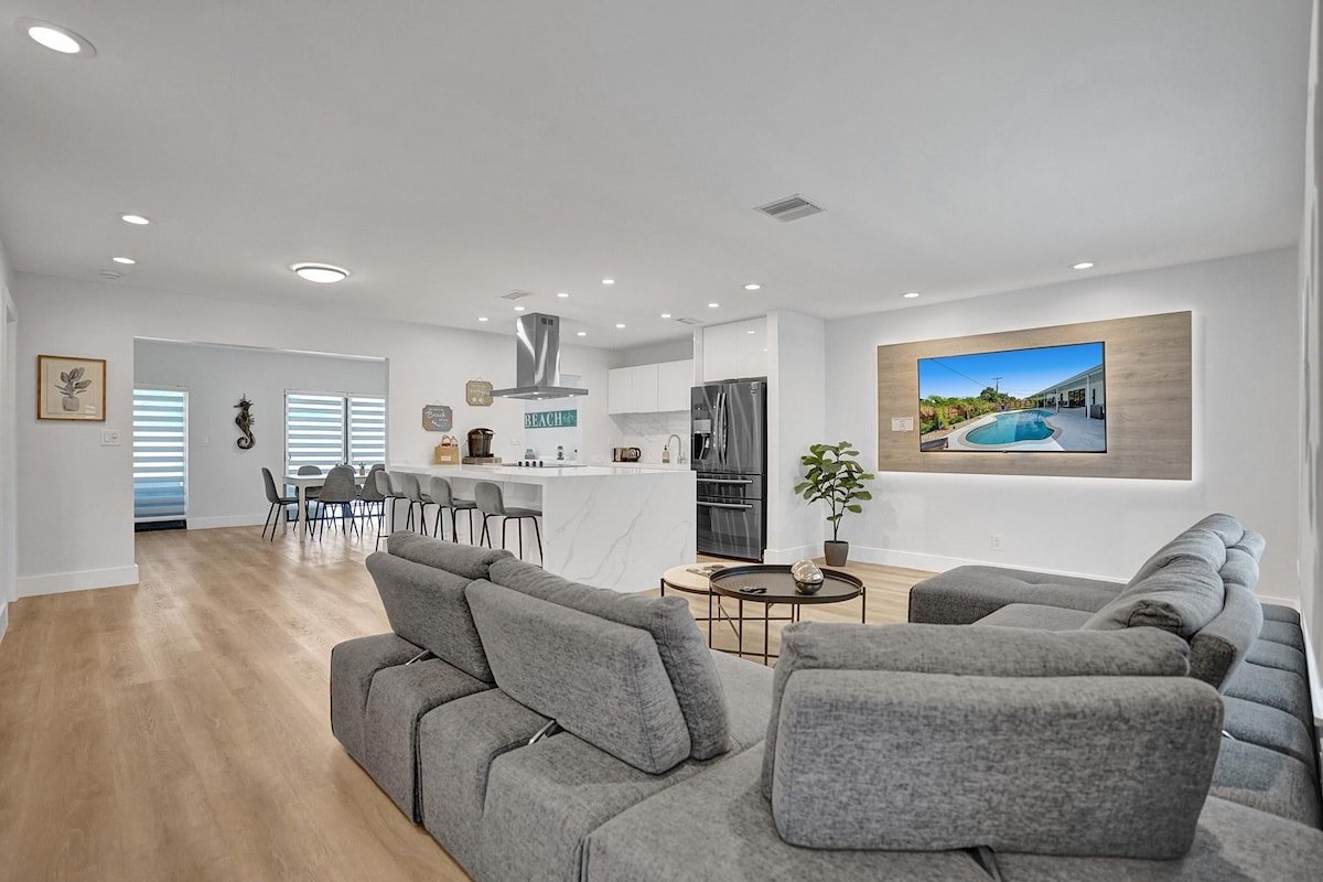 Luxury+ Fun | Heated POOL | Games | 15 min to FLL gallery image 2