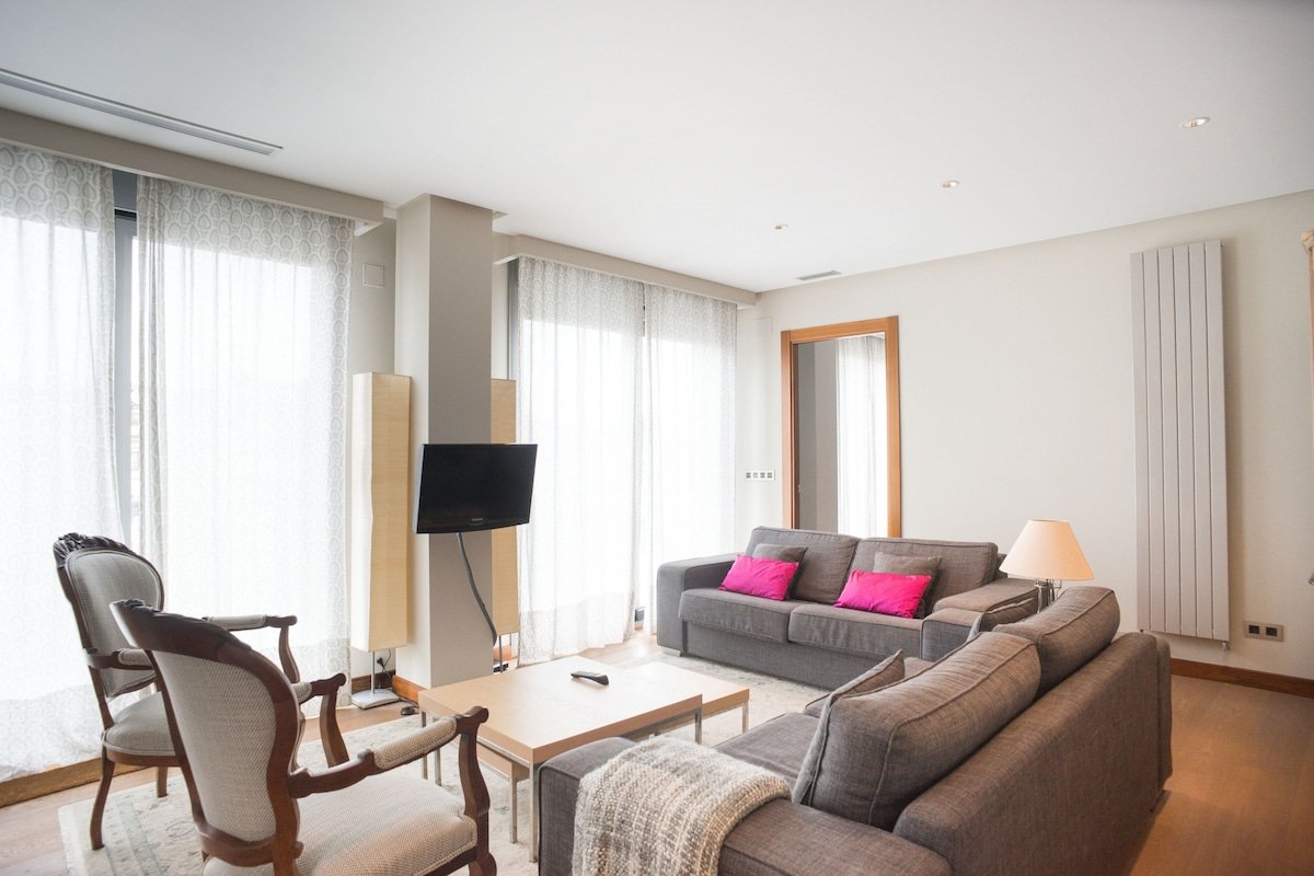 Niza La Concha, terrace with beach views gallery image 3