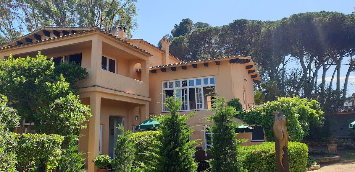 Unique house and garden at 45 m. of the beach. BE. gallery image 3