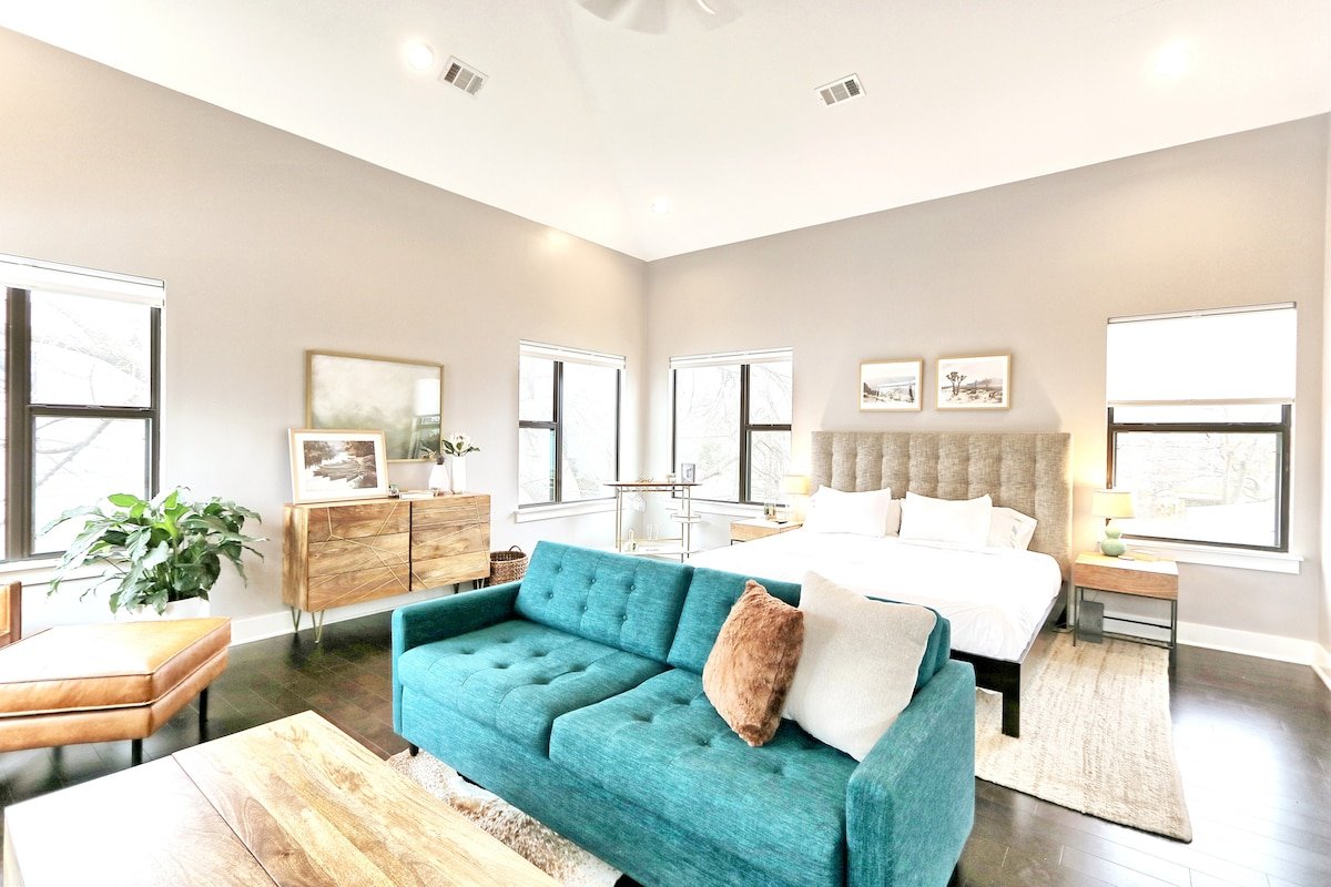 Skyline Views from Three Level Home in East Austin gallery image 2