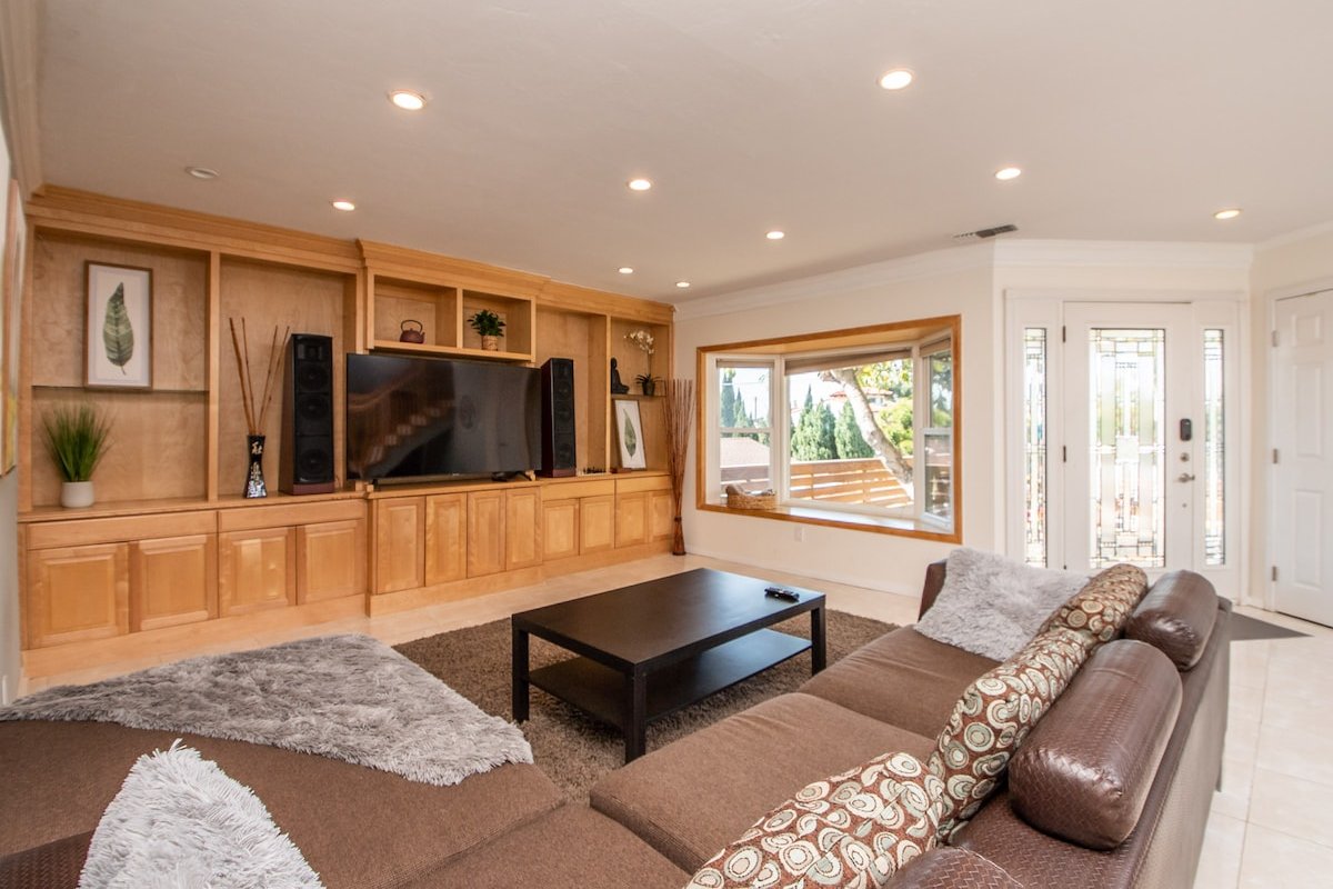 Mission Bay Gem 14 Person Home near the Bay. gallery image 3