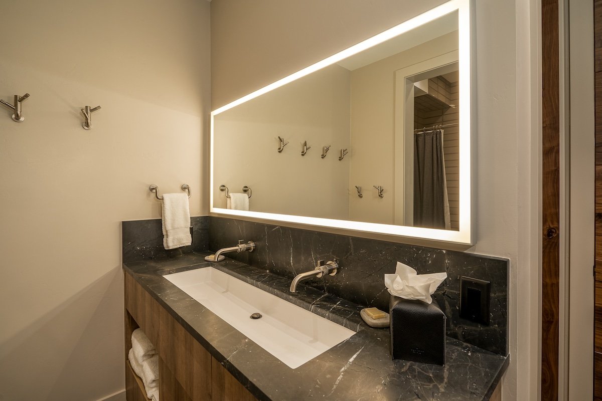 Hot Tubs + Ski-in/Ski-out – The Bear’s Den gallery image 5